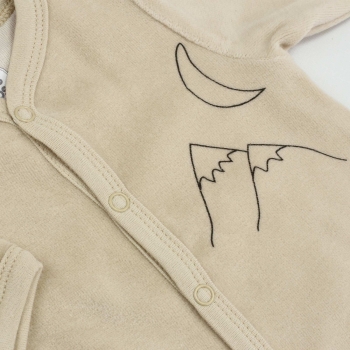 Nahaufnahme des Bergmotivs auf dem einfarbigen kamelfarbenen Pyjama
