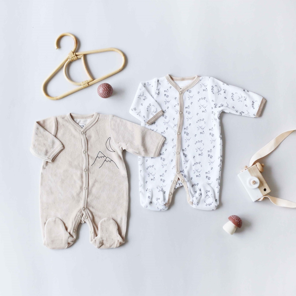 Mise en scène des deux pyjamas avec des champignons en bois et un appareil photo pour enfant Mise en scène des deux pyjamas avec des champignons en bois et un appareil photo pour enfant