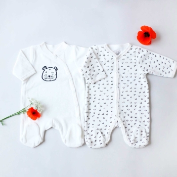 Puesta en escena de dos pijamas de bebé Leopardo con tulipanes para decorar