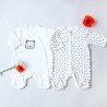 Encenação de dois pijamas bebé Leopardo com tulipas como decoração