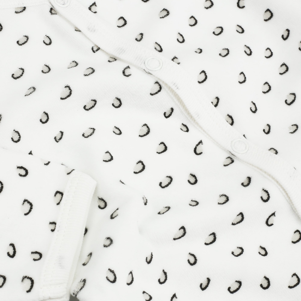 Zoom sobre los motivos del pelaje del leopardo en el segundo pijama del lote