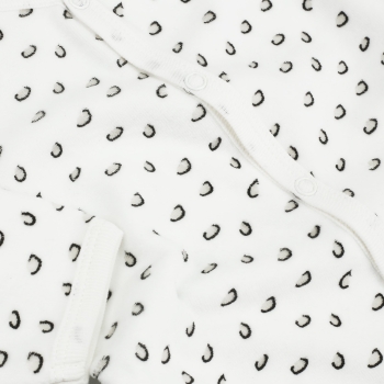Zoom nos padrões da pelagem do leopardo no segundo pijama do lote