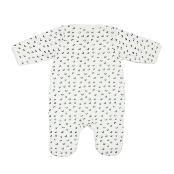 Nahaufnahme der Rückseite des Baby-Pyjamas mit Leopard-Print