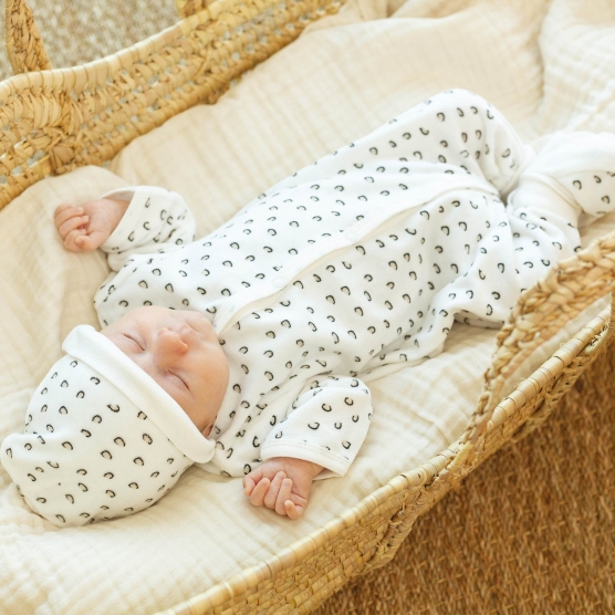 ensemble naissance complet avec pyjama, body, bonnet, chaussons, moufles et le sac de rangement assorti