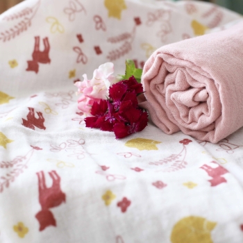 I pannolini con fiori abbinati posizionati sopra per decorare