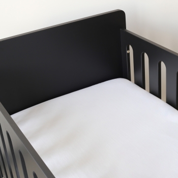 Matratzenschoner Babybett aus wasserdichtem Frottee im Babybett