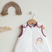 Witte slaapzak voor pasgeboren meisjes – Over the rainbow Witte slaapzak voor pasgeboren meisjes – Over the rainbow
