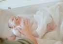 bebe dans son bain enveloppé dans un lange