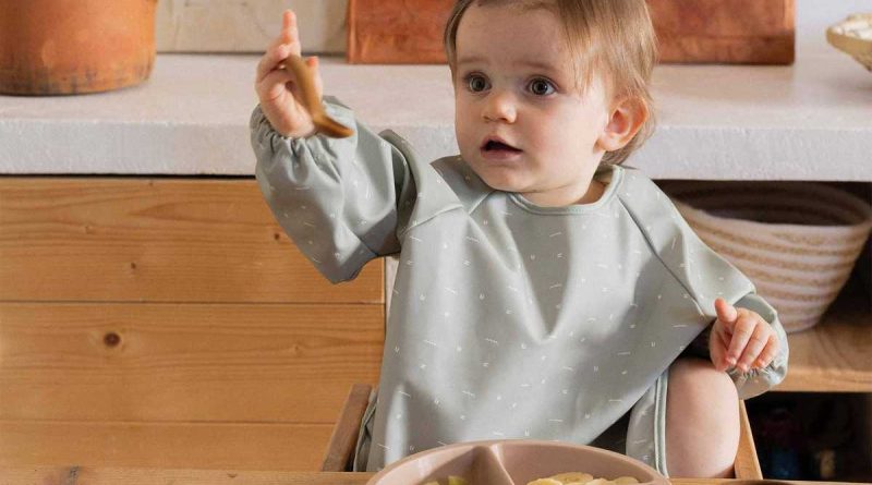 Bavoir maternelle : comment choisir un modèle pratique pour la cantine ?