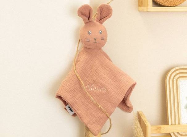 Doudou phosphorescent : comment fonctionne la broderie qui brille dans le noir ? Doudou phosphorescent : comment fonctionne la broderie qui brille dans le noir ?