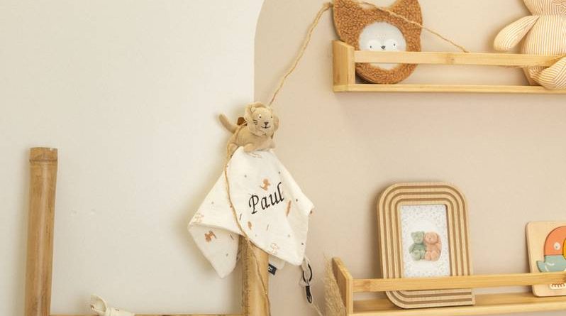 Broderie personnalisée pour bébé : prénom, date et idées de personnalisation Broderie personnalisée pour bébé : prénom, date et idées de personnalisation