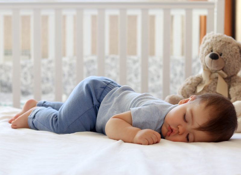 Pourquoi bébé 18 mois pleure au coucher? - Trois Kilos Sept