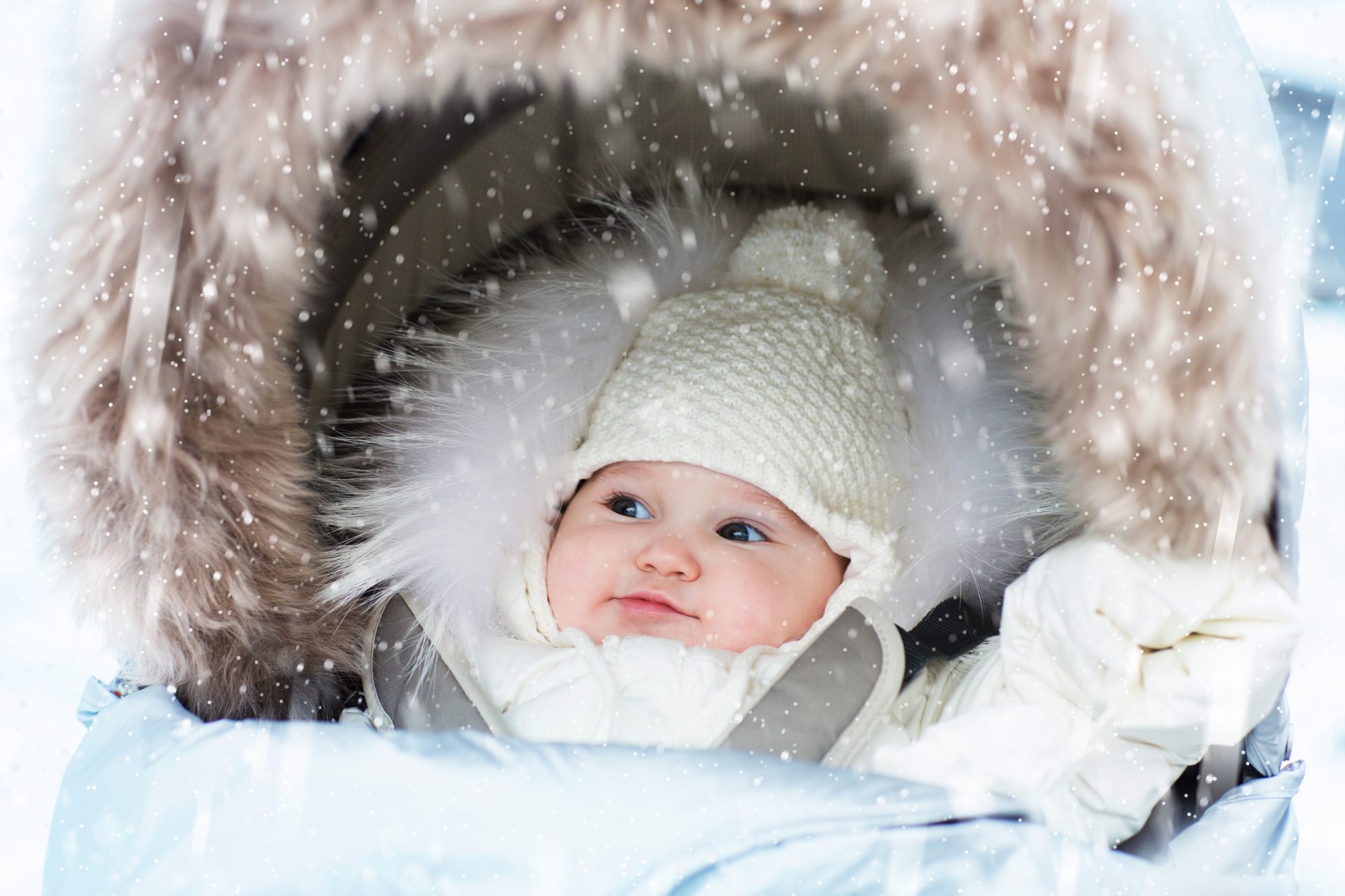 Bonnet ou cagoule, gants ou moufles : comment habiller bébé en hiver ? 