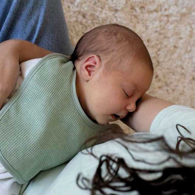 Babete para bebé impermeável com molas ou velcro - Trois Kilos Sept